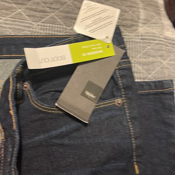 New With Tags Modern Fit High Rose Slim Hip and Thigh Boot Cut Jeans - Picture 3 of 4